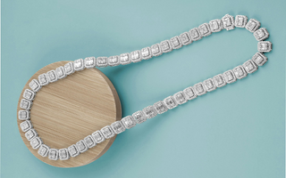 What is a tennis diamond necklace?